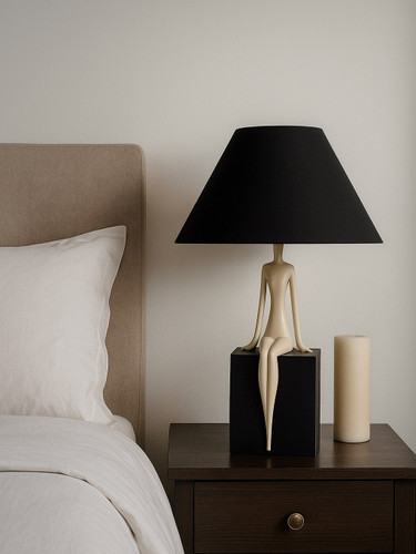 آباژور لیدی روی نیمکت