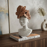 مجسمه دختر آفریقایی پروانه ای