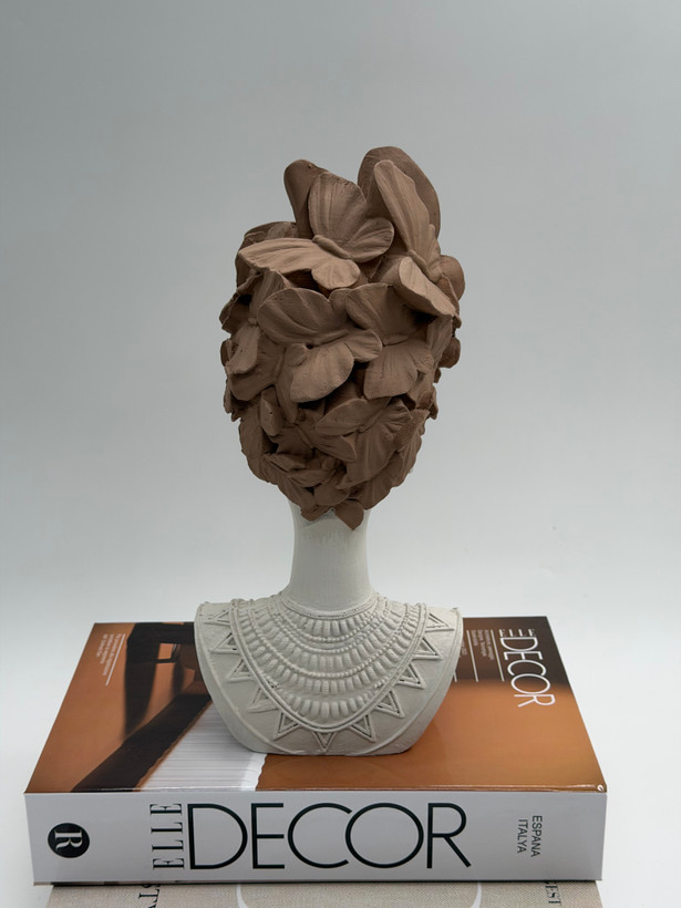 مجسمه دختر آفریقایی پروانه ای